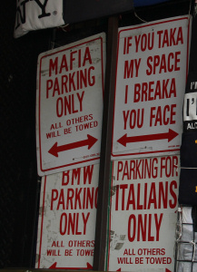 Cartelli sul parcheggio a Little Italy