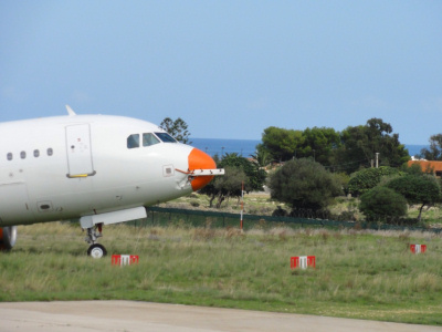 Airbus della Wind Jet fuori pista a Palermo