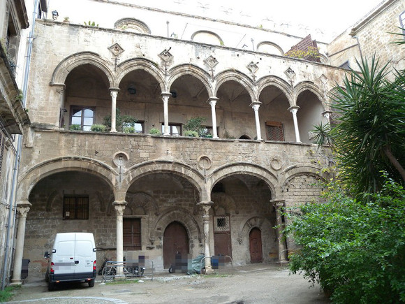 Palazzo Ajutamicristo