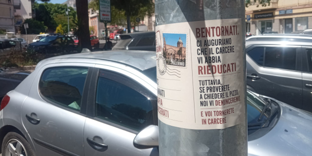 Adesivi contro i boss che chiedono il pizzo a Uditore-Passo di Rigano