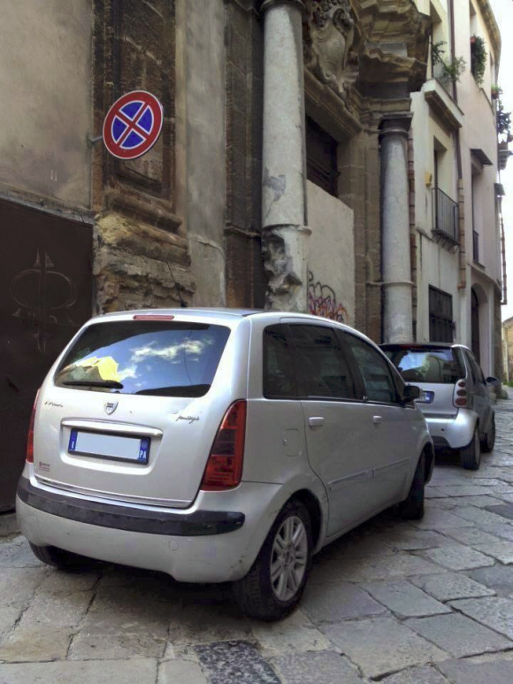 L'auto dell'assessore alla Panormosaurità Catania in divieto di sosta e fermata