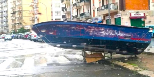 Rimossa barca "posteggiata" in strada a Brancaccio
