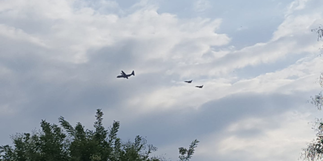 Due caccia e un aereo militare nel cielo di Palermo per riprese video e fotografiche