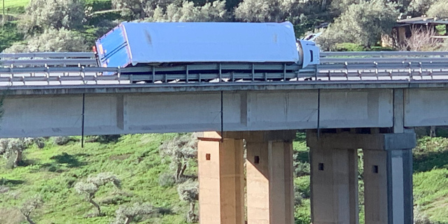 Forte vento, camion si ribalta sul cavalcavia a Termini Imerese