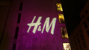 La facciata di H&M durante l'inaugurazione