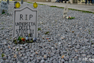 La protesta studentesca ad Architettura, allestito finto cimitero