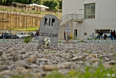 La protesta studentesca ad Architettura, allestito finto cimitero