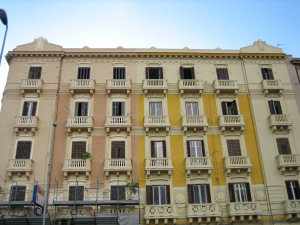 Palazzo bicolore a piazza Vittorio Emanuele Orlando