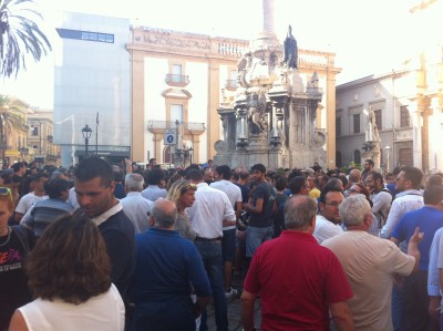 Cittadini a piazza San Domenico a sostegno dell'isola pedonale