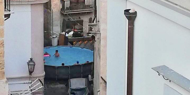Picchi di calore, spunta una piscina in strada alla Vucciria