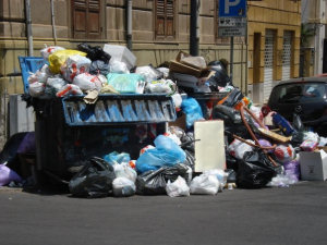 Palermo invasa dai rifiuti (foto di Antonello Provenzano)
