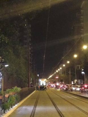 Il tram in prova bloccato da un'auto in via Leonardo da Vinci