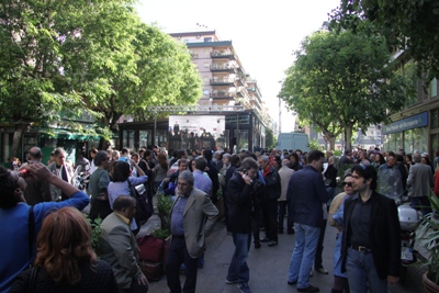 Folla in via Mazzini in attesa di Leoluca Orlando